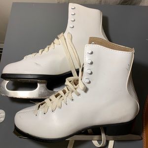 Women’s Traditional Ice Skates